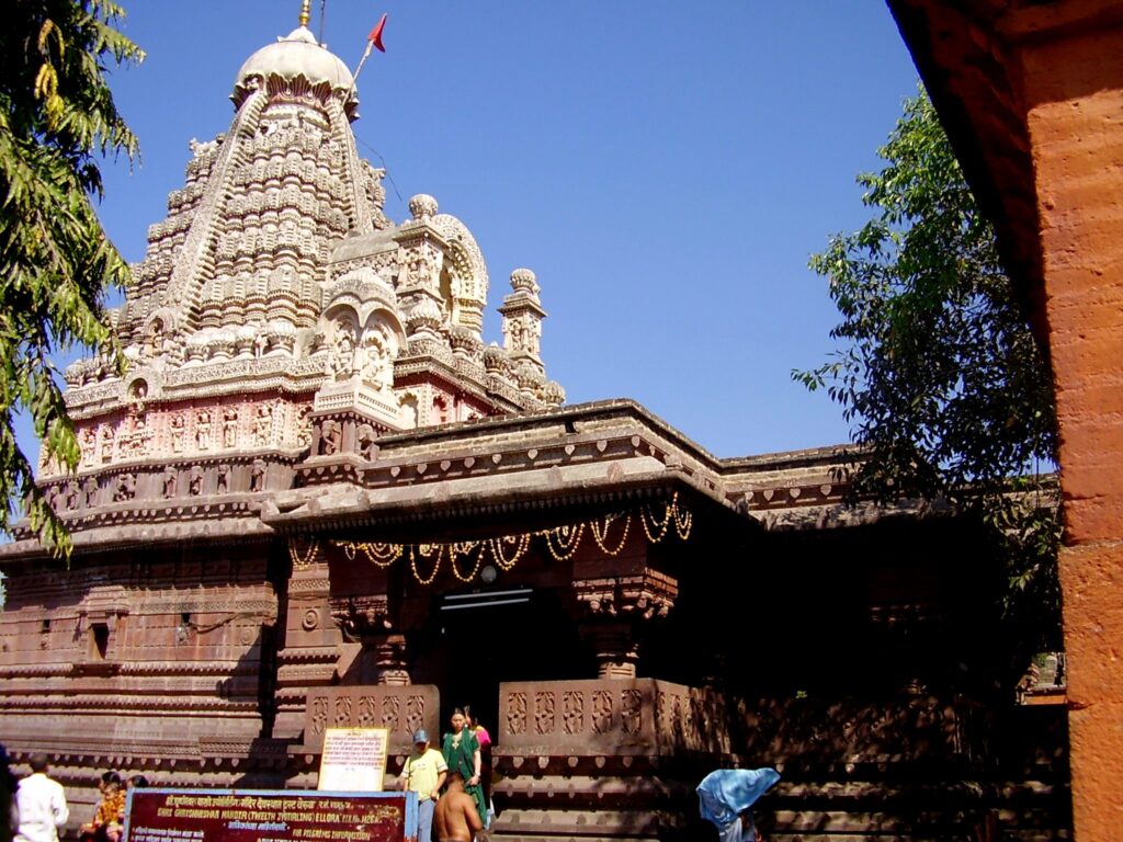 Grishneshwar temple, Source - https://commons.wikimedia.org/wiki/File:Grishneshwar_temple_in_Aurangabad_district.jpg