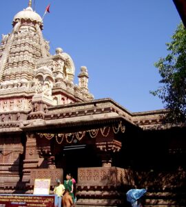 Grishneshwar temple, Source - https://commons.wikimedia.org/wiki/File:Grishneshwar_temple_in_Aurangabad_district.jpg