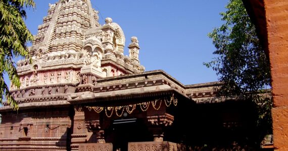 Grishneshwar temple, Source - https://commons.wikimedia.org/wiki/File:Grishneshwar_temple_in_Aurangabad_district.jpg